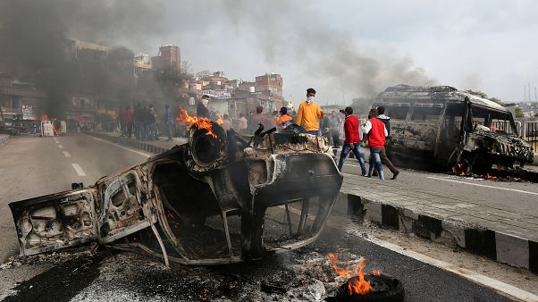 الجنود الهنود يفحصون الأنقاض بعد انفجار جنوب كشمير الجنود الهنود يفحصون الأنقاض بعد انفجار جنوب كشمير