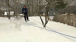 Junge baut sich Schneemaschine und Skilift in den Garten