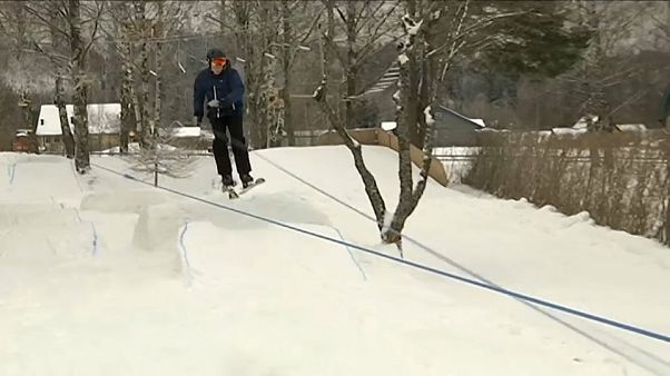 Junge baut sich Schneemaschine und Skilift in den Garten Junge baut sich Schneemaschine und Skilift in den Garten