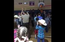 شاهد: ضابط يستعرض مهاراته بالرقص في عرض لمدرسة ابتدائية في ألاباما