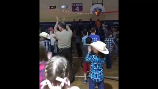 شاهد: ضابط يستعرض مهاراته بالرقص في عرض لمدرسة ابتدائية في ألاباما