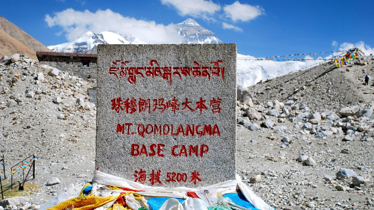 Çin Everest'e tırmanmayı yasakladı, gerekçe zirvedeki 8 ton çöp