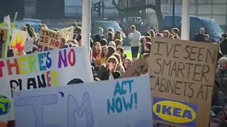 Estudantes faltam às aulas e protestam pelo clima