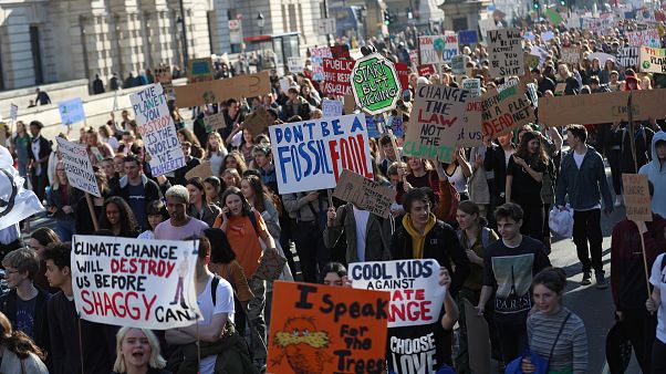 Demonstrationen statt Unterricht: Schüler gehen weltweit für besseren Klimaschutz auf die Straßen Demonstrationen statt Unterricht: Schüler gehen weltweit für besseren Klimaschutz auf die Straßen