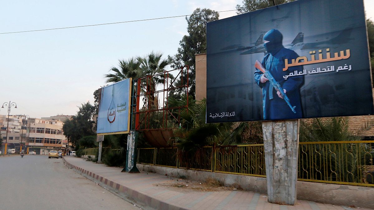 لافتات دعائية لداعش في مدينة الرقة السورية