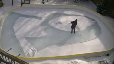 شاهد.. بمجرفة صغيرة وثلوج متراكمة.. كندي يرسم لوحة الموناليزا