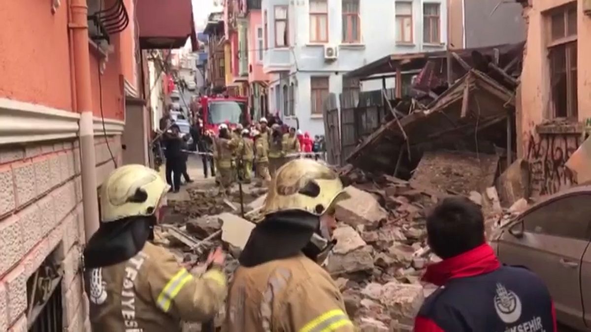 İstanbul Fatih'te üç katlı ahşap bina çöktü