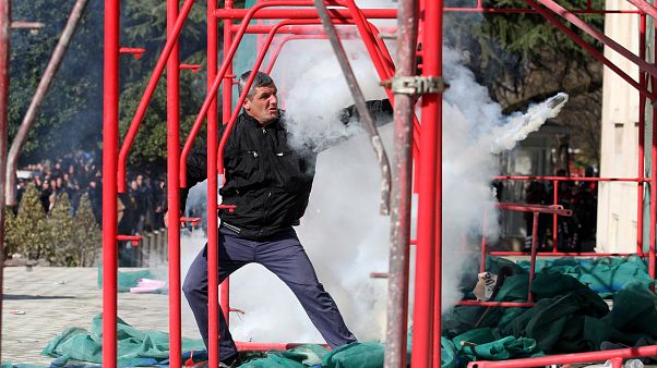 Σοβαρά επεισόδια στην Αλβανία (pics + vids) Σοβαρά επεισόδια στην Αλβανία (pics + vids)