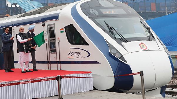 Hindistan'ın ilk yerli hızlı treni ikinci gününde ineğe çarparak arızalandı Hindistan'ın ilk yerli hızlı treni ikinci gününde ineğe çarparak arızalandı