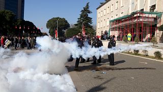 شاهد.. متظاهرون يكسرون طوق الشرطة الألبانية عند مبنى رئاسة الوزراء