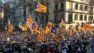 A bíróság előtt álló katalán vezetőkért tüntettek Barcelonában