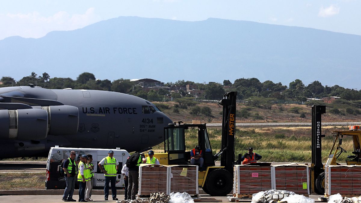 Juan Guaidó da siete días a los militares venezolanos para que dejen entrar la ayuda humanitaria