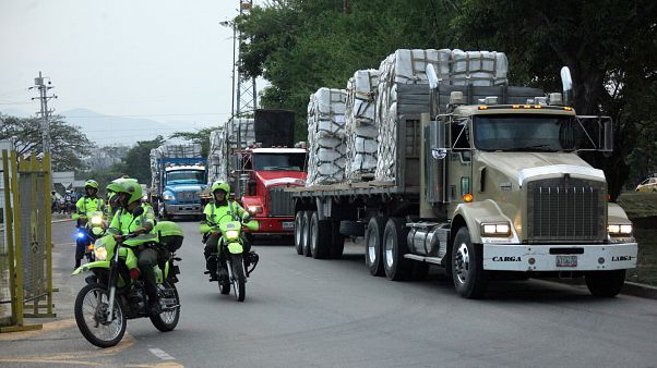 Guaidó gibt Soldaten sieben Tage, um humanitäre Hilfe ins Land zu lassen Guaidó gibt Soldaten sieben Tage, um humanitäre Hilfe ins Land zu lassen
