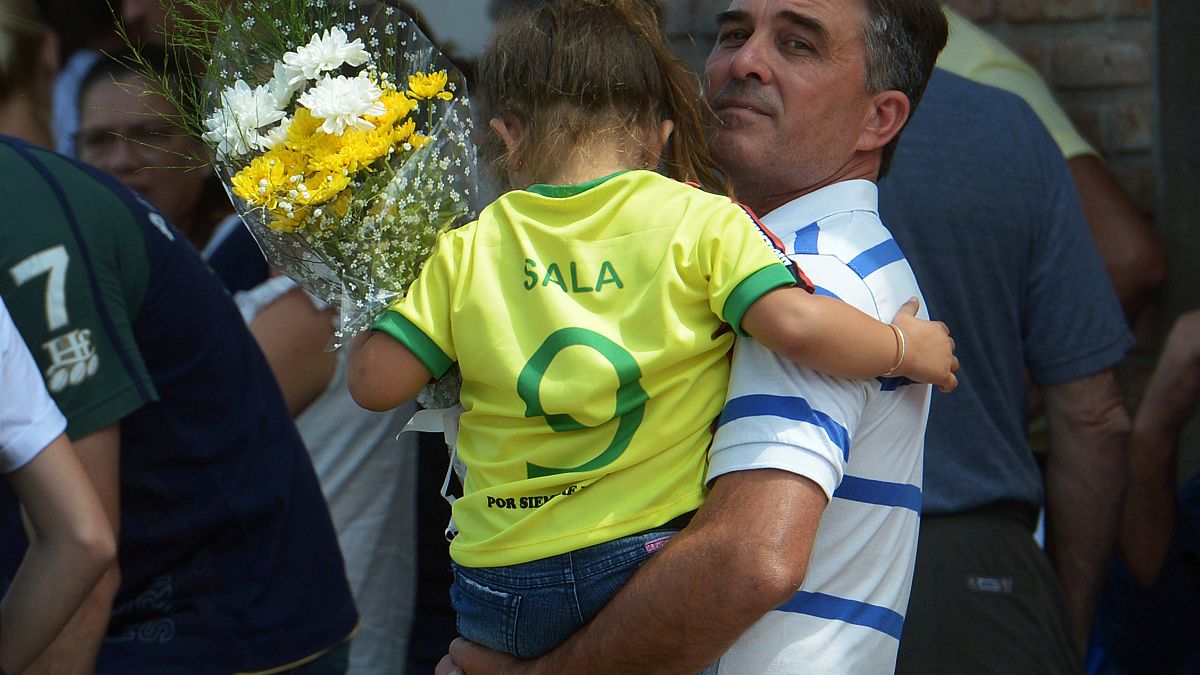 Uçak kazasında hayatını kaybeden Arjantinli futbolcu Sala son yolculuğuna uğurlandı