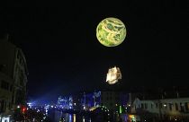 Η βραδινή παρέλαση στο καρναβάλι της Βενετίας