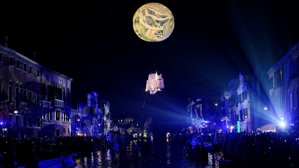 Einfach dem Mond in die Schuhe schieben: der Karneval in Venedig