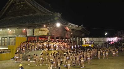 Giappone: nudi a caccia di fortuna nel tempio Saidaiji