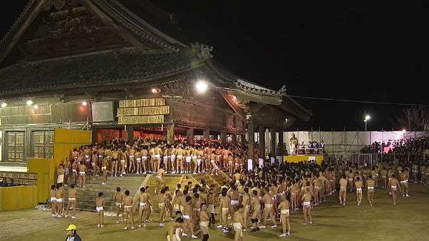 Csaknem teljesen meztelenre vetkőznek a japán férfiak egy fesztiválon a jó szerencséért Csaknem teljesen meztelenre vetkőznek a japán férfiak egy fesztiválon a jó szerencséért