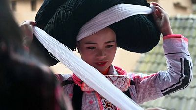 فتاة صينية تستعد للاحتفال بالسنة القمرية الجديدة
