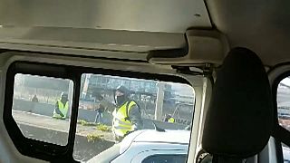 Un coche patrulla apedreado por chalecos amarillos en Lyon