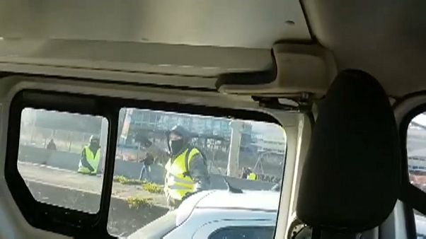 Επίθεση των Κίτρινων Γιλέκων σε περιπολικό Επίθεση των Κίτρινων Γιλέκων σε περιπολικό