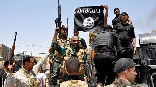 جنود عراقيون يحتفلون بإنزال راية "داعش"
