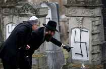 Rabino Harold-Abraham Weill inspecciona tumbas profanadas en Francia