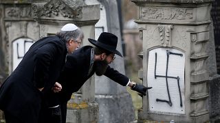 Rabino Harold-Abraham Weill inspecciona tumbas profanadas en Francia