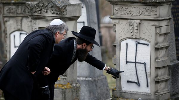 Rabino Harold-Abraham Weill inspecciona tumbas profanadas en Francia Rabino Harold-Abraham Weill inspecciona tumbas profanadas en Francia