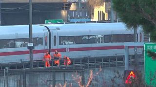 شاهد: انحراف قطار ألماني سريع عن مساره في مدينة بازل بسويسرا