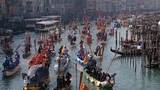 Video: XV. yüzyıl havasında festival: Venedik'te karnaval başlıyor