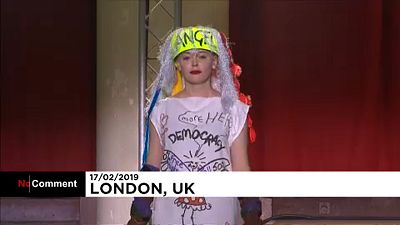 Mode : le défilé Vivienne Westwood très politique
