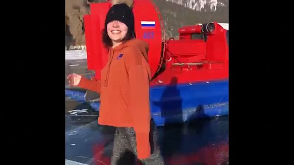 Eislauf-Olympiasiegerin Sotnikowa skatet auf dem (zugefrorenen) Baikalsee Eislauf-Olympiasiegerin Sotnikowa skatet auf dem (zugefrorenen) Baikalsee