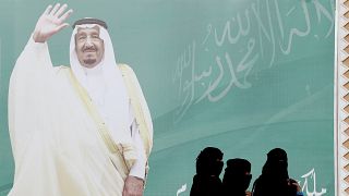 Женщины Саудовской Аравии у плаката с изображением короля Салмана