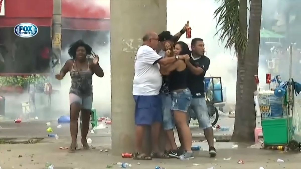 Бразилия: стычки футбольных фанатов с полицией