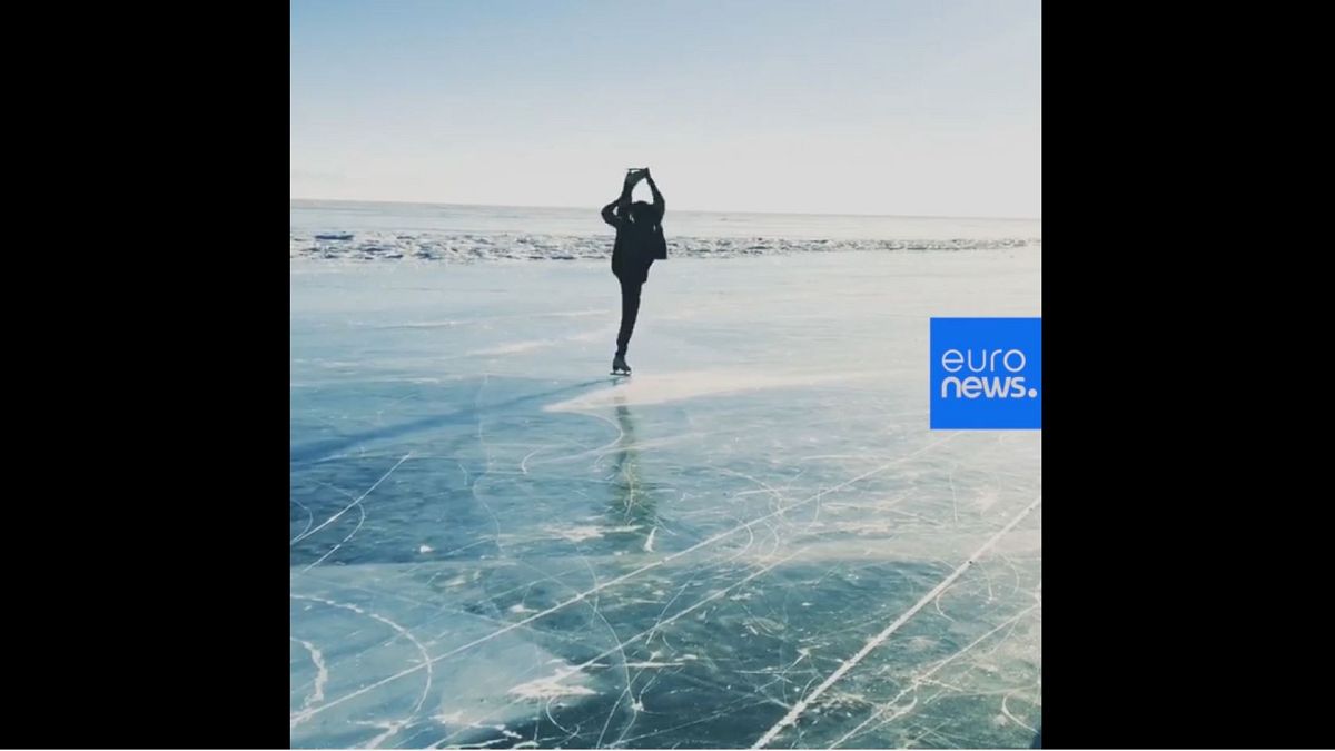 Видео: фигуристка Аделина Сотникова катается по озеру Байкал