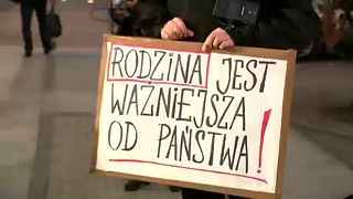 Az oslói lengyel nagykövetért tüntettek Varsóban