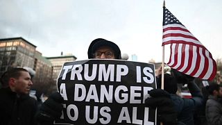 تحالف من 16 ولاية أميركية يقاضي ترامب ومظاهرات ضد حالة الطوارئ الوطنية