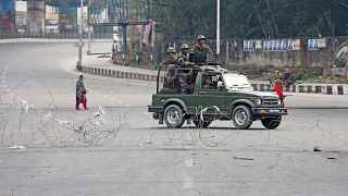 دورية عسكرية هندية مؤللة في كشمير