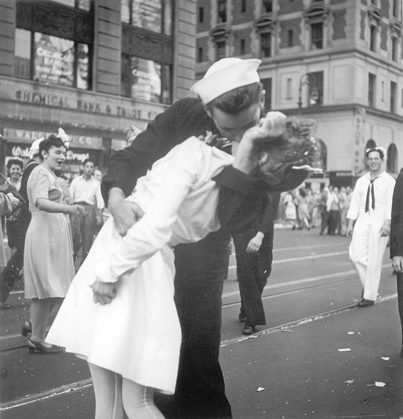 Sailor Pictured Kissing Nurse In Iconic Second World War Photo Has Died Euronews