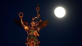 La Lune au-dessus de la Colonne de la Victoire à Berlin, le 18 février 2019