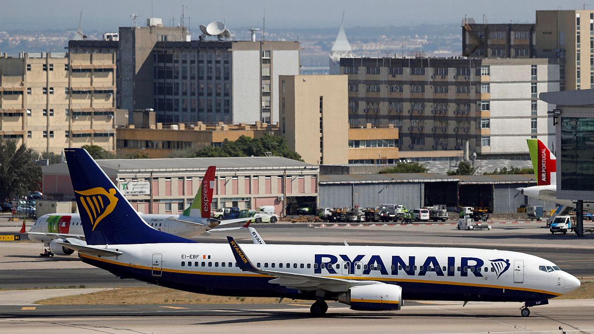 طائرة تابعة لشركة "ريانير" في مطار لشبونة في البرتغال