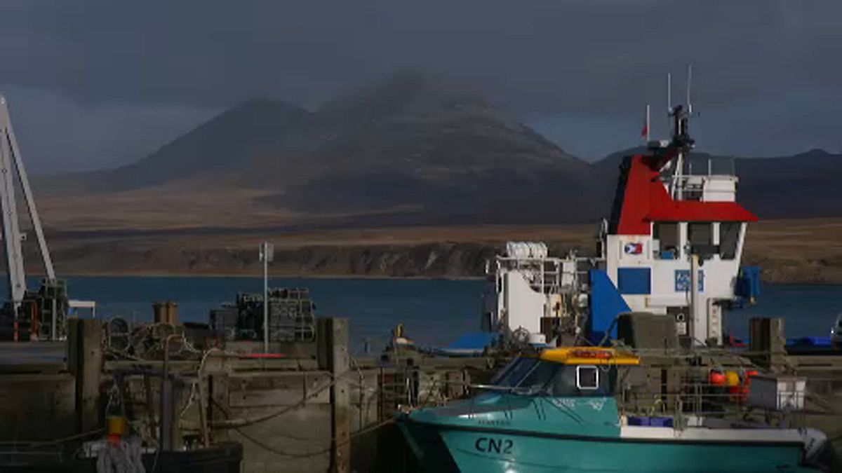 Halászkikötő Islay-en, háttérben kopár hegyek