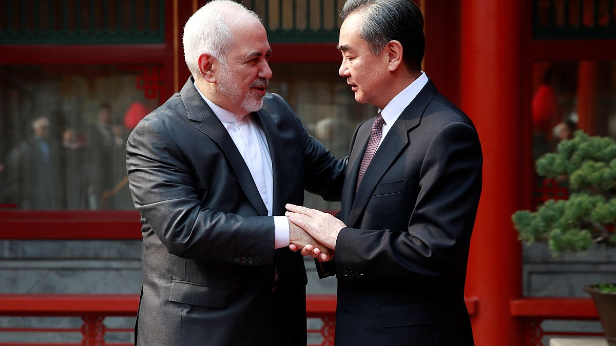 محمد جواد ظريف وزير الخارجية الإيراني مع نظيره الصيني