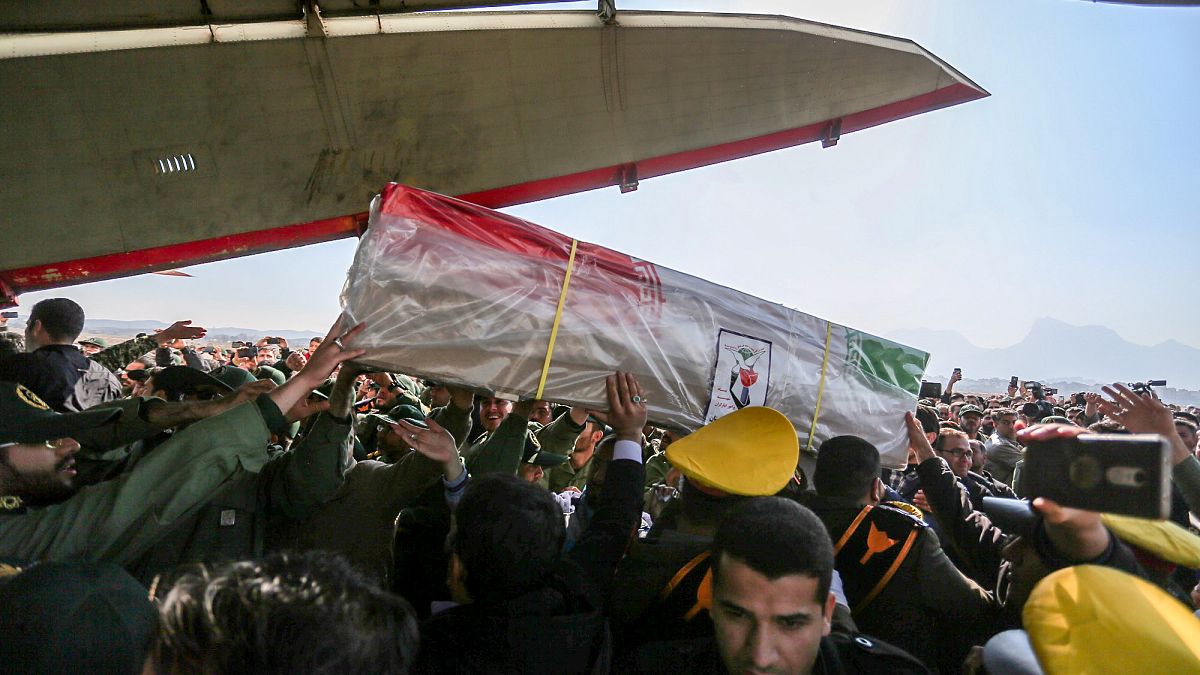 إيرانيون يتسلمون جثمان أحد العسكريين الذين قضوا في الهجوم