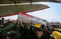 إيرانيون يتسلمون جثمان أحد العسكريين الذين قضوا في الهجوم