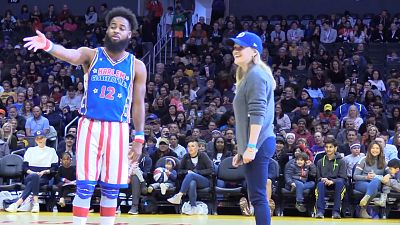 Reese Witherspoon tanzt bei den Harlem Globetrotters
