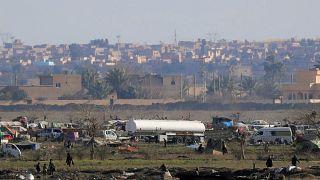 في آخر جيوب "الدولة الإسلامية" 200 أسرة محاصرة وشاحنات لإجلاء المدنيين