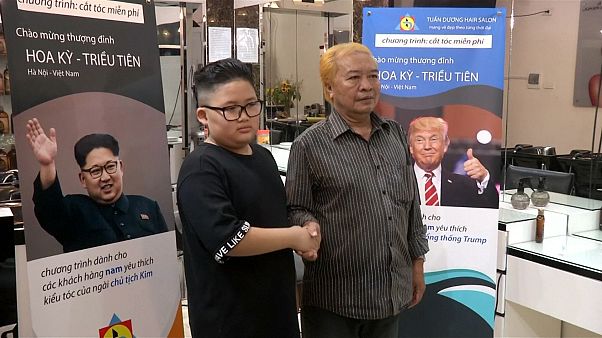 Frisörsalon stylt Trump und Kim Doppelgänger Frisörsalon stylt Trump und Kim Doppelgänger