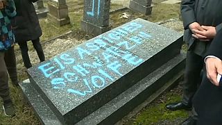 Макрон посетил осквернённое антисемитами кладбище в Эльзасе